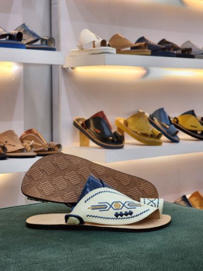 صورة زبيري وطني مطرز  ارضيه جلد مديل م16